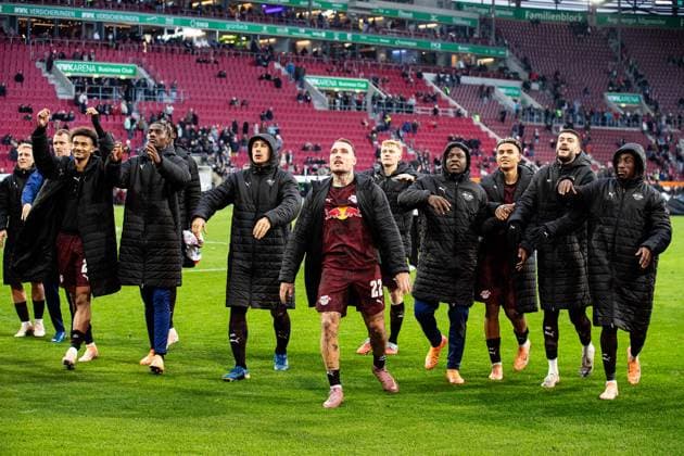 Final score 0 6 RB Leipzig defeats FC Augsburg David Raum RB Leipzig 22 and the Teeam cheer to the fans GER, FC Augsburg vs RB Leipzig, 1 Bundesliga Football, Matchday 08, Season 2025 2026, 25 10 2025 DFB DFL REGULATIONS PROHIBIT ANY USE OF PHOTOGRAPHS AS IMAGE SEQUENCES AND OR QUASI VIDEO GER, FC Augsburg vs RB Leipzig, 1 Bundesliga Football, Matchday 08, Season 2025 2026, 25 10 2025 Augsburg Copyright: xEibner-Pressefoto RogerxBuerkex EP_RBE