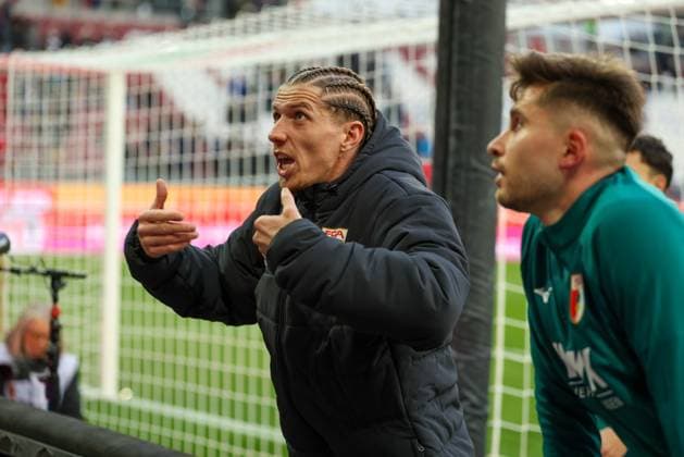 Kristijan Jakic 17 FC Augsburg argues loudly with the Ultras about the performance, FC Augsburg vs RB Leipzig, Soccer, 1 Bundesliga, 8 Matchday, 25 10 2025 DFB regulations prohibit any use of photographs as image sequences and or quasi video Augsburg Bayern Germany Copyright: xkolbert-press ChristianxKolbertx