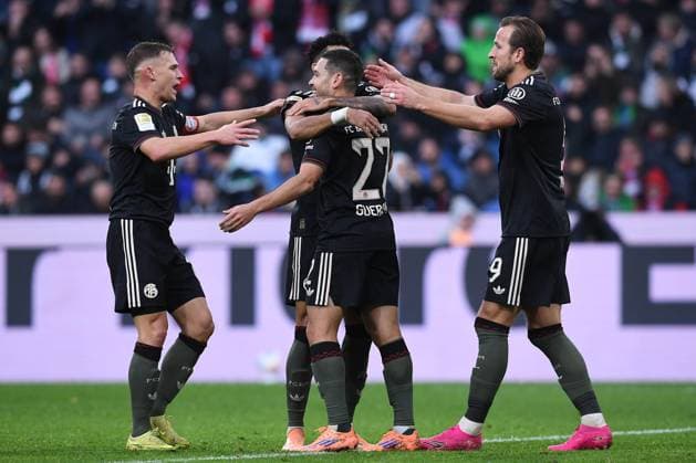 Soccer 1 Bundesliga 8 Matchday Borussia Mönchengladbach FC Bayern Munich on 25 10 2025 at Borussia Park in Mönchengladbach Goal celebration to 0 2 by Raphael Guerreiro Munich DFL regulations prohibit any use of photographs as image sequences and or quasi video xRx