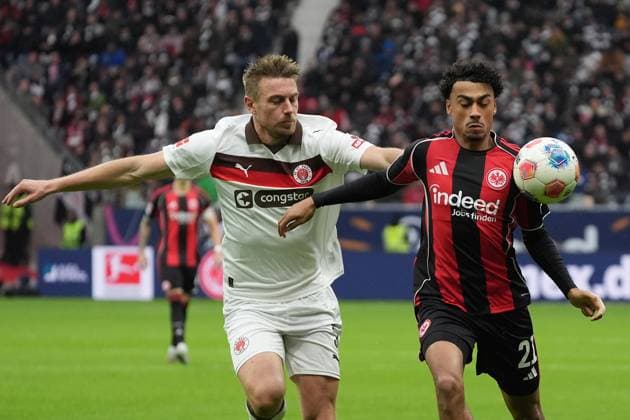 Nathaniel Brown Eintracht Frankfurt, 21 vs Hauke Wahl FC St Pauli, 5 Frankfurt 25 10 2025 Eintracht Frankfurt vs FC St Pauli, Deutsche Bank Park, Matchday 8 Bundesliga