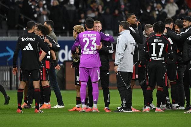 25 10 2025, xpsx, Fußball 1 Bundesliga, Eintracht Frankfurt FC St Pauli v l Jubel, Freude über den Sieg Michael Zetterer Eintracht Frankfurt Jonathan Jonny Burkardt Eintracht Frankfurt DFL DFB REGULATIONS PROHIBIT ANY USE OF PHOTOGRAPHS as IMAGE SEQUENCES and or QUASI VIDEO Frankfurt am Main