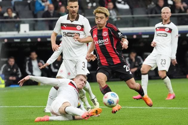 Eric Smith FC St Pauli, 8 clears against Ritsu Doan Eintracht Frankfurt, 20 Frankfurt 25 10 2025 Eintracht Frankfurt vs FC St Pauli, Deutsche Bank Park, Matchday 8 Bundesliga