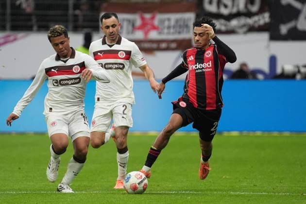 Nathaniel Brown Eintracht Frankfurt, 21 vs Manolis Saliakas FC St Pauli, 2 , Joel Chima Fujita FC St Pauli, 16 Frankfurt 25 10 2025 Eintracht Frankfurt vs FC St Pauli, Deutsche Bank Park, Matchday 8 Bundesliga