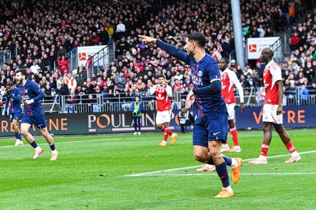 FOOTBALL : Stade Brestois 29 vs Paris Saint Germain - Ligue 1 - JournÃ e 9 - 25 10 2025 Joie des joueurs du Paris SG aprÃ s le but de Achraf Hakimi (Paris SG) BrestFrance  Copyright: xBaptistexAutissierx