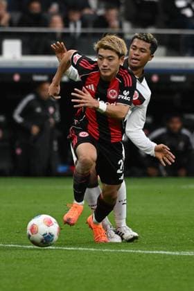25 10 2025, xpsx, Fussball 1 Bundesliga, Eintracht Frankfurt FC St Pauli v l Ritsu Doan Eintracht Frankfurt Joel Chima Fujita FC St Pauli Zweikampf, Aktion, action, battle for the ball DFL DFB REGULATIONS PROHIBIT ANY USE OF PHOTOGRAPHS as IMAGE SEQUENCES and or QUASI VIDEO Frankfurt am Main