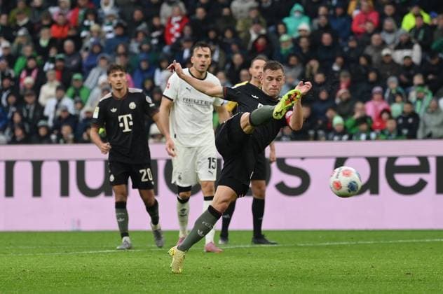Joshua Kimmich Bayern Muenchen in action 25 10 2025, Fußball 1 Bundesliga, Saison 2025 2026, 8 Spieltag, Borussia Mönchengladbach FC Bayern München DFL regulations prohibit any use of photographs as image sequences and or quasi video Moenchengladbach Borussia Park Nordrhein Westfalen Germany Team2