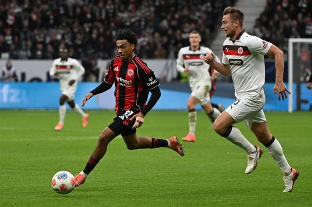 25 10 2025, xpsx, Fussball 1 Bundesliga, Eintracht Frankfurt FC St Pauli v l Nathaniel Brown Eintracht Frankfurt Hauke Wahl FC St Pauli Zweikampf, Aktion, action, battle for the ball DFL DFB REGULATIONS PROHIBIT ANY USE OF PHOTOGRAPHS as IMAGE SEQUENCES and or QUASI VIDEO Frankfurt am Main