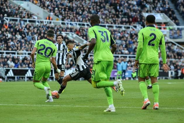 Premier League Newcastle United v Fulham Bruno Guimaraes of Newcastle United shoots on goal during the Premier League match Newcastle United vs Fulham at St. James s Park, Newcastle, United Kingdom, 25th October 2025 (Photo by Richard Bierton News Images) Newcastle St. James s Park Tyne and Wear United Kingdom Copyright: xRichardxBierton NewsxImagesx