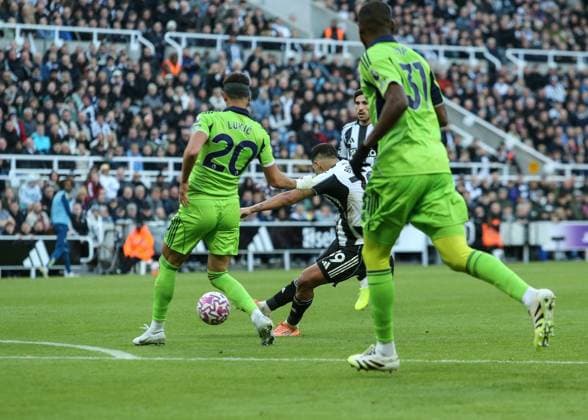 Premier League Newcastle United v Fulham Bruno Guimaraes of Newcastle United shoots on goal during the Premier League match Newcastle United vs Fulham at St. James s Park, Newcastle, United Kingdom, 25th October 2025 (Photo by Richard Bierton News Images) Newcastle St. James s Park Tyne and Wear United Kingdom Copyright: xRichardxBierton NewsxImagesx