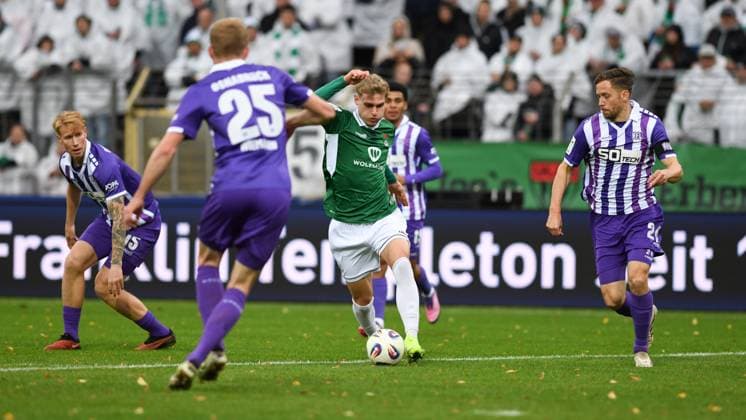 -1. FC 1905 Schweinfurt vs. VFL Osnabrück, Sachs-Stadion Football, 3. Liga -1. FC 1905 Schweinfurt vs. VFL Osnabrück 25 Oct 2025 Sachs-Stadion , Schweinfurt, Germany Image: Jakob Tranziska (Schweinfurt) in action, entering the VFL zone. DFL REGULATIONS PROHIBIT ANY USE OF PHOTOGRAPHS AS IMAGE SEQUENCES AND OR QUASI-VIDEO Schweinfurt Sachs-Stadion Bayern Germany Copyright: xPresseFotoxEvansx