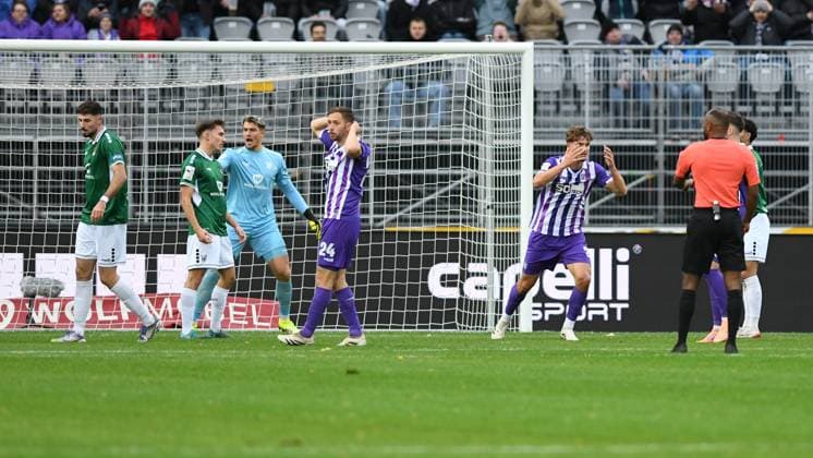 -1. FC 1905 Schweinfurt vs. VFL Osnabrück, Sachs-Stadion Football, 3. Liga -1. FC 1905 Schweinfurt vs. VFL Osnabrück 25 Oct 2025 Sachs-Stadion , Schweinfurt, Germany Image: missed chance for the VFL. DFL REGULATIONS PROHIBIT ANY USE OF PHOTOGRAPHS AS IMAGE SEQUENCES AND OR QUASI-VIDEO Schweinfurt Sachs-Stadion Bayern Germany Copyright: xPresseFotoxEvansx