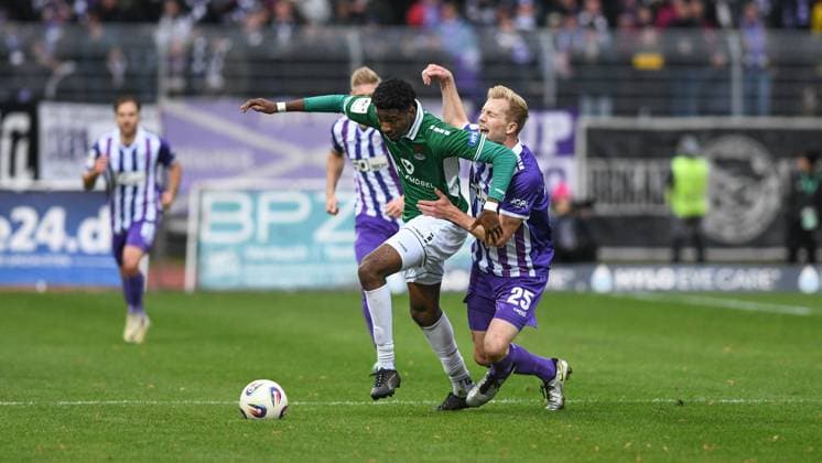 -1. FC 1905 Schweinfurt vs. VFL Osnabrück, Sachs-Stadion Football, 3. Liga -1. FC 1905 Schweinfurt vs. VFL Osnabrück 25 Oct 2025 Sachs-Stadion , Schweinfurt, Germany Image: Uche Obiogumu (Schweinfurt), Niklas Wiemann (VFL) DFL REGULATIONS PROHIBIT ANY USE OF PHOTOGRAPHS AS IMAGE SEQUENCES AND OR QUASI-VIDEO Schweinfurt Sachs-Stadion Bayern Germany Copyright: xPresseFotoxEvansx
