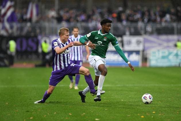 -1. FC 1905 Schweinfurt vs. VFL Osnabrück, Sachs-Stadion Football, 3. Liga -1. FC 1905 Schweinfurt vs. VFL Osnabrück 25 Oct 2025 Sachs-Stadion , Schweinfurt, Germany Image: Uche Obiogumu (Schweinfurt) in action against Niklas Wiemann (VFL). DFL REGULATIONS PROHIBIT ANY USE OF PHOTOGRAPHS AS IMAGE SEQUENCES AND OR QUASI-VIDEO Schweinfurt Sachs-Stadion Bayern Germany Copyright: xPresseFotoxEvansx