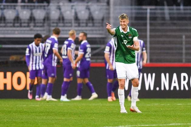-1. FC 1905 Schweinfurt vs. VFL Osnabrück, Sachs-Stadion Football, 3. Liga -1. FC 1905 Schweinfurt vs. VFL Osnabrück 25 Oct 2025 Sachs-Stadion , Schweinfurt, Germany Image: Thomas Meißner (Schweinfurt) upset after the 0:1 as the VFL celebrates in the background. DFL REGULATIONS PROHIBIT ANY USE OF PHOTOGRAPHS AS IMAGE SEQUENCES AND OR QUASI-VIDEO Schweinfurt Sachs-Stadion Bayern Germany Copyright: xPresseFotoxEvansx