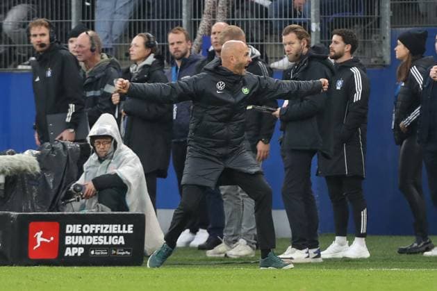 25 10 2025, xtgx, Soccer 1 Bundesliga, Hamburger SV VfL Wolfsburg emspor, v l Paul Simonis Wolfsburg, coach cheering about the victory, cheering after the match DFL DFB REGULATIONS PROHIBIT ANY USE OF PHOTOGRAPHS as IMAGE SEQUENCES and or QUASI VIDEO Hamburg