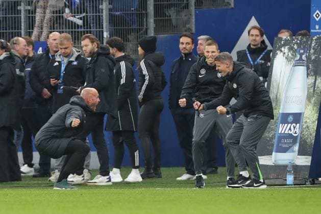 25 10 2025, xtgx, Soccer 1 Bundesliga, Hamburger SV VfL Wolfsburg emspor, v l Paul Simonis Wolfsburg, coach cheering about the victory, cheering after the match DFL DFB REGULATIONS PROHIBIT ANY USE OF PHOTOGRAPHS as IMAGE SEQUENCES and or QUASI VIDEO Hamburg