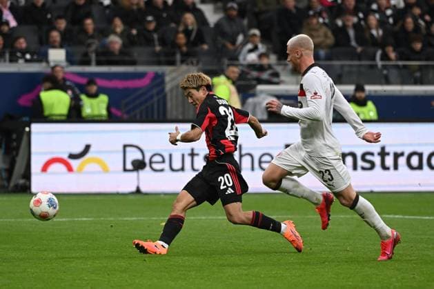25 10 2025, xpsx, Fussball 1 Bundesliga, Eintracht Frankfurt FC St Pauli v l Ritsu Doan Eintracht Frankfurt Louis Oppie FC St Pauli Zweikampf, Aktion, action, battle for the ball DFL DFB REGULATIONS PROHIBIT ANY USE OF PHOTOGRAPHS as IMAGE SEQUENCES and or QUASI VIDEO Frankfurt am Main