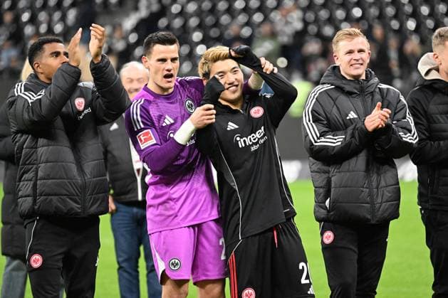 25 10 2025, xjhx, Fussball 1 Bundesliga, Eintracht Frankfurt FC St Pauli v l Jubel, Freude über den Sieg Ansgar Knauff Eintracht Frankfurt Michael Zetterer Eintracht Frankfurt Ritsu Doan Eintracht Frankfurt Jonathan Jonny Burkardt Eintracht Frankfurt DFL DFB REGULATIONS PROHIBIT ANY USE OF PHOTOGRAPHS as IMAGE SEQUENCES and or QUASI VIDEO Frankfurt am Main