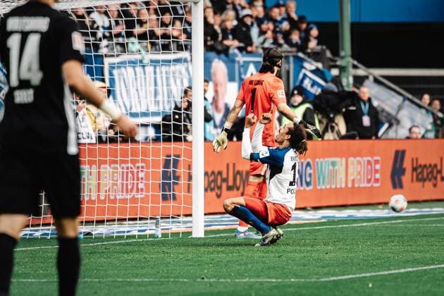 Soccer Men Season 2025 2026 1 Soccer Bundesliga 8 Matchday Hamburger SV vs VfL Wolfsburg 25 10 2025 Yussuf Poulsen 15, HSV annoyed after a missed chance Hamburg Volksparkstadion Hamburg Germany
