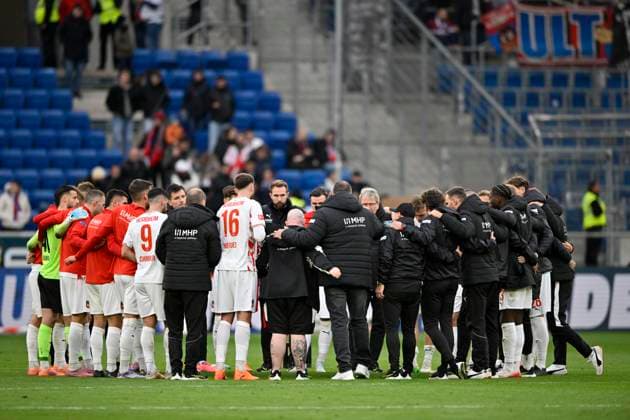 after the end of the match team building, circle of the team FC Heidenheim around coach Frank Schmidt 1 FC Heidenheim 1846 FCH TSG 1899 Hoffenheim vs 1 FC Heidenheim 1846 FCH 25 10 2025 DFL REGULATIONS PROHIBIT ANY USE OF PHOTOGRAPHS AS IMAGE SEQUENCES AND OR QUASI VIDEO TSG 1899 Hoffenheim vs 1 FC Heidenheim 1846 FCH