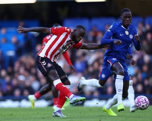 London, England, 25th October 2025. Lutsharel Geertruida of Sunderland shoots but is blocked during the Chelsea vs Sunderland Premier League match at Stamford Bridge, London. Picture credit should read: Paul Terry Sportimage EDITORIAL USE ONLY. No use with unauthorised audio, video, data, fixture lists, club league logos or live services. Online in-match use limited to 120 images, no video emulation. No use in betting, games or single club league player publications. SPI_037_PT_Chelsea_Sunderland SPI-4235-0038