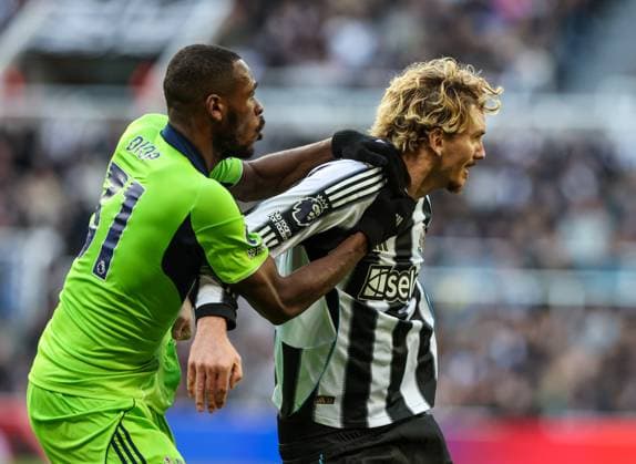 Newcastle Upon Tyne, England, 25th October 2025. Nick Woltemade (R) of Newcastle United in action with Issa Diop of Fulham during the Newcastle United vs Fulham Premier League match at St. James Park, Newcastle Upon Tyne. Picture credit should read: Nigel Roddis Sportimage EDITORIAL USE ONLY. No use with unauthorised audio, video, data, fixture lists, club league logos or live services. Online in-match use limited to 120 images, no video emulation. No use in betting, games or single club league player publications. SPI_038_NR_NEWC_FULH SPI-4236-0037