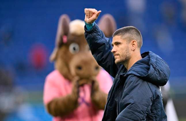 after the match Andrej Kramaric TSG 1899 Hoffenheim 27 thanks the fans thumbs up final cheers, joy, happiness, cheer mascot Hoffie TSG 1899 Hoffenheim Pink violet jersey special jersey campaign TOGETHER AGAINST BREAST CANCER TSG 1899 Hoffenheim TSG 1899 Hoffenheim vs 1 FC Heidenheim 1846 FCH 25 10 2025 DFL REGULATIONS PROHIBIT ANY USE OF PHOTOGRAPHS AS IMAGE SEQUENCES AND OR QUASI VIDEO TSG 1899 Hoffenheim vs 1 FC Heidenheim 1846 FCH