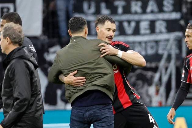 Dino Toppmöller, Toppmoller Eintracht Frankfurt, Coach and Robin Koch Eintracht Frankfurt, 04 after the match , Germany, Football, 1 Bundesliga, Matchday 8, 2025 2026, Eintracht Frankfurt vs FC St Pauli, 25 10 2025, Deutsche Bank Park, Frankfurt am Main, Germany Frankfurt am Main Deutsche Bank Park Hessen Germany Copyright: xGrantxHubbsx