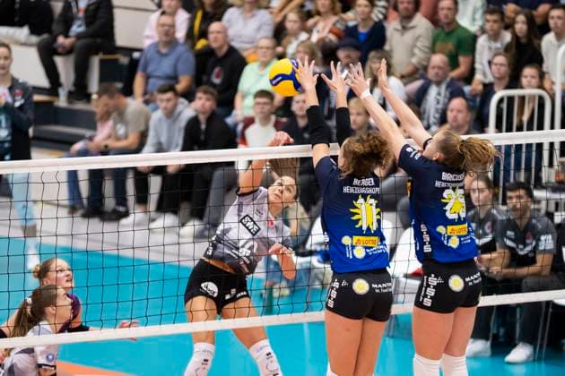 1 Volleyball Bundesliga Women Schwarz Weiss Erfurt vs VfB Suhl Lotto Thüringen Erfurt 25 10 2025 Kinga Szücs 10 Schwarz Weiss Erfurt vs Laura Berger 11 VfB Suhl LOTTO Thüringen left9 and Monika Brancuská 25 VfB Suhl LOTTO Thüringen right 1 Volleyball Bundesliga Women Schwarz Weiss Erfurt vs VfB Suhl Lotto Thüringen Riethsporthalle Erfurt 25 10 2025 Copyright: xBEAUTIFULxSPORTS Duehringx