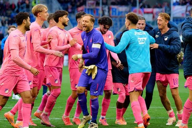 1 Soccer Bundesliga TSG Hoffenheim vs 1 FC Heidenheim 25 10 2025 Oliver Baumann 1 TSG Hoffenheim and players of TSG Hoffenheim celebrate together on the pitch 1 Bundesliga TSG Hoffenheim vs 1 FC Heidenheim on 25 10 2025 at the PreZero Arena in Sinsheim DFL REGULATIONS PROHIBIT ANY USE OF PHOTOGRAPHS AS IMAGE SEQUENCES AND OR QUASI VIDEO Copyright: xBEAUTIFULxSPORTS Gelhardtx