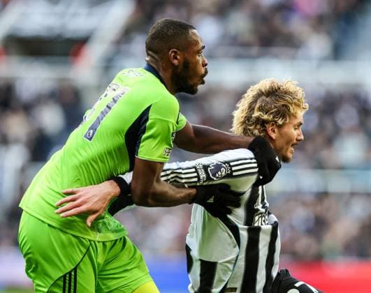 Newcastle Upon Tyne, England, 25th October 2025. Nick Woltemade (R) of Newcastle United in action with Issa Diop of Fulham during the Newcastle United vs Fulham Premier League match at St. James Park, Newcastle Upon Tyne. Picture credit should read: Nigel Roddis Sportimage EDITORIAL USE ONLY. No use with unauthorised audio, video, data, fixture lists, club league logos or live services. Online in-match use limited to 120 images, no video emulation. No use in betting, games or single club league player publications. SPI_036_NR_NEWC_FULH SPI-4236-0038