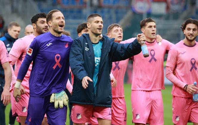 25 10 25 TSG 1899 Hoffenheim 1 FC Heidenheim Germany, Sinsheim, 25 10 2025, Football, Bundesliga, Season 2025 2026, TSG 1899 Hoffenheim 1 FC Heidenheim from left goalkeeper Oliver Baumann, Andreij Kramaric Hoffenheim celebrates victory