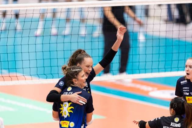 1 Volleyball Bundesliga Women Schwarz Weiss Erfurt vs VfB Suhl Lotto Thüringen Erfurt 25 10 2025 Cheering, Laura Berger 11 VfB Suhl LOTTO Thüringen behind and Mackenzie Foley 8 VfB Suhl LOTTO Thüringen 1 Volleyball Bundesliga Women Schwarz Weiss Erfurt vs VfB Suhl Lotto Thüringen Riethsporthalle Erfurt 25 10 2025 Copyright: xBEAUTIFULxSPORTS Duehringx