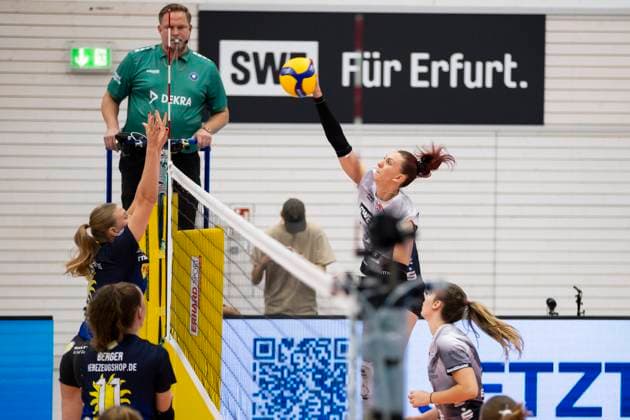 1 Volleyball Bundesliga Women Schwarz Weiss Erfurt vs VfB Suhl Lotto Thüringen Erfurt 25 10 2025 Isabel Kova i 11 Schwarz Weiss Erfurt vs Svea Naujack 1 VfB Suhl LOTTO Thüringen 1 Volleyball Bundesliga Women Schwarz Weiss Erfurt vs VfB Suhl Lotto Thüringen Riethsporthalle Erfurt 25 10 2025 Copyright: xBEAUTIFULxSPORTS Duehringx