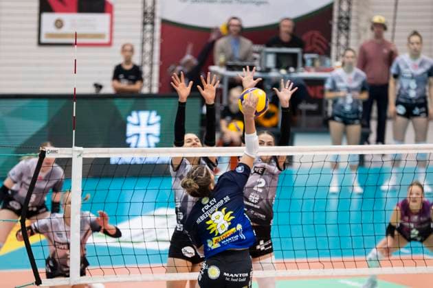 1 Volleyball Bundesliga Women Schwarz Weiss Erfurt vs VfB Suhl Lotto Thüringen Erfurt 25 10 2025 Mackenzie Foley 8 VfB Suhl LOTTO Thüringen vs Sina Siebert 7 Schwarz Weiss Erfurt left and Elizabeth Sandbothe 2 Schwarz Weiss Erfurt right 1 Volleyball Bundesliga Women Schwarz Weiss Erfurt vs VfB Suhl Lotto Thüringen Riethsporthalle Erfurt 25 10 2025 Copyright: xBEAUTIFULxSPORTS Duehringx