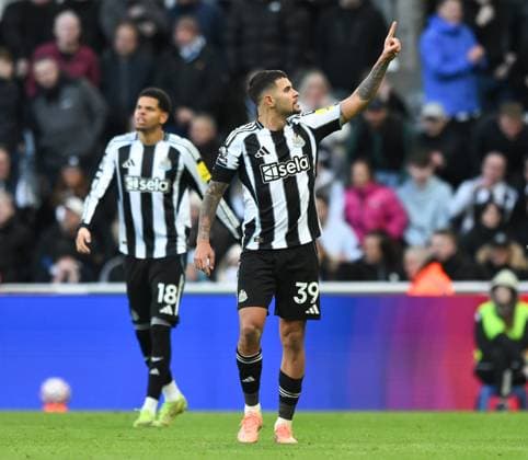 Bruno Guimaraes of Newcastle United celebrates scoring their second goal during the Premier League 2025 26 League match between Newcastle United FC and Fulham at St James Park on October 25, 2025 in Newcastle upon Tyne, England. Copyright: xRichardxLee SportsxPressxPhotox Sportspressphoto_SPR50688