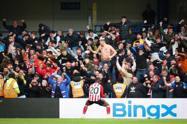 Sunderland fans celeratre with Nordi Mukiele of Sunderland after Chemsdine Talbi of Sunderland scored their second goal Chelsea v Sunderland, Premier League, Football, Stamford Bridge, London, UK - 25 Oct 2025London Stamford Bridge United Kingdom EDITORIAL USE ONLY No use with unauthorised audio, video, data, fixture lists, club league logos or live services. Online in-match use limited to 120 images, no video emulation. No use in betting, games or single club league player publications. Copyright: xSimonxDael Shutterstockx 15593312af