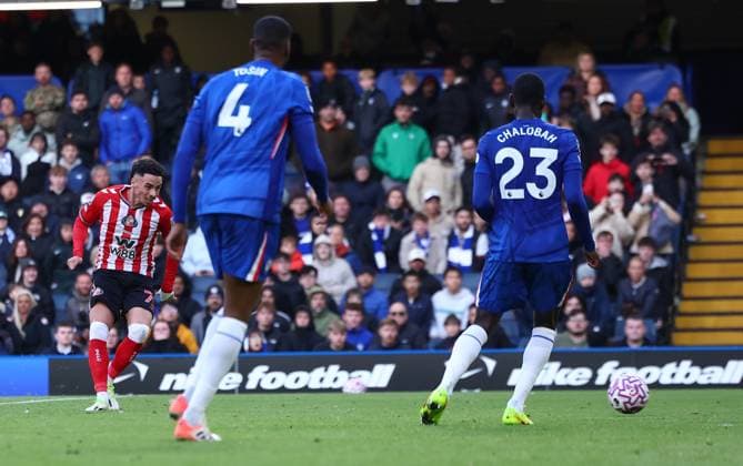 London, England, 25th October 2025. Chemsdine Talbi of Sunderland scores their second goal in injury time during the Chelsea vs Sunderland Premier League match at Stamford Bridge, London. Picture credit should read: Paul Terry Sportimage EDITORIAL USE ONLY. No use with unauthorised audio, video, data, fixture lists, club league logos or live services. Online in-match use limited to 120 images, no video emulation. No use in betting, games or single club league player publications. SPI_043_PT_Chelsea_Sunderland SPI-4235-0044
