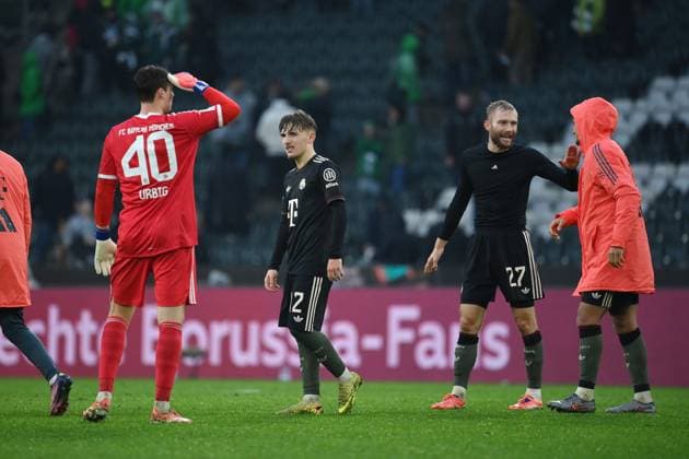 Goalkeeper Jonas Urbig Bayern Muenchen , Lennart Karl Bayern Muenchen , Konrad Laimer Bayern Muenchen , from left , after the match 25 10 2025, Soccer 1 Bundesliga, Season 2025 2026, Matchday 8, Borussia Mönchengladbach FC Bayern München DFL regulations prohibit any use of photographs as image sequences and or quasi video Moenchengladbach Borussia Park Nordrhein Westfalen Germany Team2