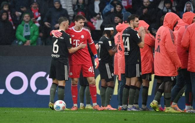 Joshua Kimmich Bayern Muenchen , Goalkeeper Jonas Urbig Bayern Muenchen , from left , after the match 25 10 2025, Soccer 1 Bundesliga, Season 2025 2026, Matchday 8, Borussia Mönchengladbach FC Bayern München DFL regulations prohibit any use of photographs as image sequences and or quasi video Moenchengladbach Borussia Park Nordrhein Westfalen Germany Team2