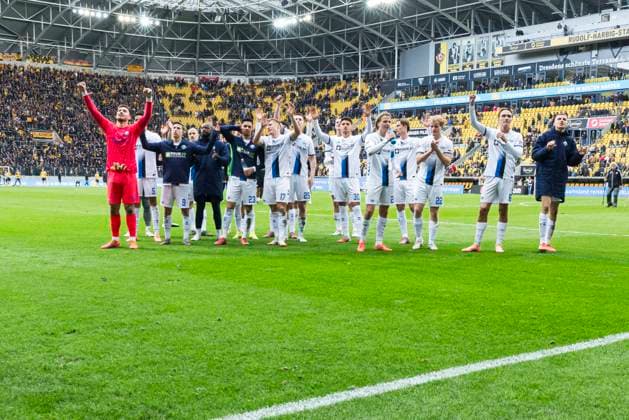 25 10 2025, xomx, Soccer 2 Bundesliga, Dynamo Dresden SC Paderborn 07 v l The game is over The guests win in Saxony with 2 1 and celebrate the away victory with the traveling fans DFL DFB REGULATIONS PROHIBIT ANY USE OF PHOTOGRAPHS as IMAGE SEQUENCES and or QUASI VIDEO Dresden
