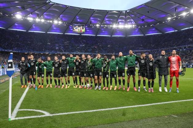 25 10 2025, xtgx, Soccer 1 Bundesliga, Hamburger SV VfL Wolfsburg emspor, v l Wolfsburg jubilation over the victory, jubilation after the end of the match DFL DFB REGULATIONS PROHIBIT ANY USE OF PHOTOGRAPHS as IMAGE SEQUENCES and or QUASI VIDEO Hamburg