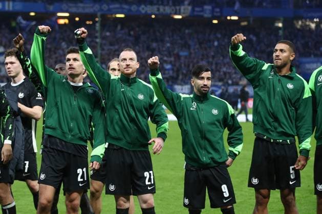 25 10 2025, xtgx, Fussball 1 Bundesliga, Hamburger SV VfL Wolfsburg emspor, v l Wolfsburger Jubel ueber den Sieg, Jubel nach Spielende DFL DFB REGULATIONS PROHIBIT ANY USE OF PHOTOGRAPHS as IMAGE SEQUENCES and or QUASI VIDEO Hamburg