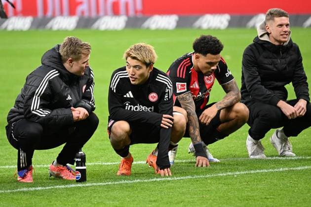 25 10 2025, xjhx, Fußball 1 Bundesliga, Eintracht Frankfurt FC St Pauli v l Jonathan Jonny Burkardt Eintracht Frankfurt Ritsu Doan Eintracht Frankfurt Nnamdi Collins Eintracht Frankfurt Elias Baum Eintracht Frankfurt Jubel, Freude über den Sieg DFL DFB REGULATIONS PROHIBIT ANY USE OF PHOTOGRAPHS as IMAGE SEQUENCES and or QUASI VIDEO Frankfurt am Main