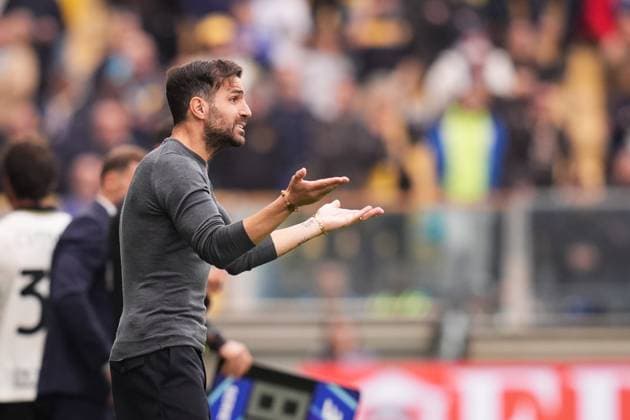 ComoÕs head coach Cesc Fabregas shouts instructions to his players during the Serie A soccer match between Parma and Como at Ennio Tardini Stadium in Parma, North Italy, Saturday, October 25, 2025. Soccer  Copyright: xMassimoxPaolone LaPressex