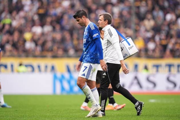 ComoÕs Alvaro Morata leaves the field with head down injured during the Serie A soccer match between Parma and Como at Ennio Tardini Stadium in Parma, North Italy, Saturday, October 25, 2025. Soccer  Copyright: xMassimoxPaolone LaPressex