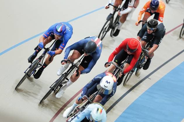 2025 Tissot UCI Track World Championships Picture by Alex Whitehead SWpix.com - 25 10 2025 - Cycling - 2025 Tissot UCI Track World Championships - Velodromo PenalolÃ n, Santiago, Chile - Men™s Omnium - Scratch Race - Juan David Sierra (Italy), Ashlin Barry (United States) Copyright: x xSWpix.comx(t axPhotographyxHubxLtd)xAlexxWhitehead SWpix.comx SWP-3030-11408