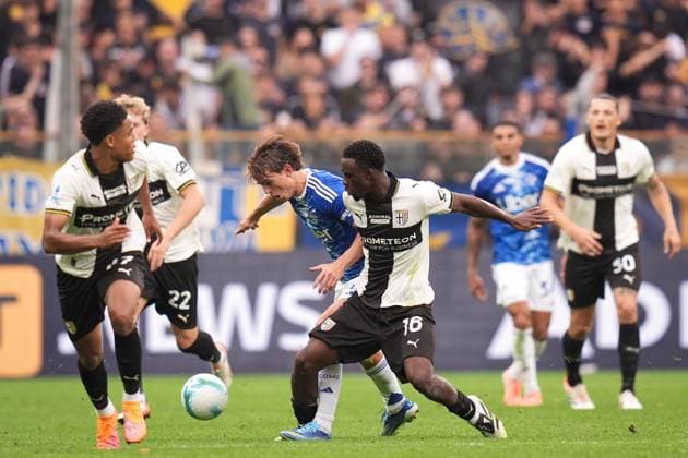 ComoÕs Nicolas Paz fights for the ball with Parma s Lamine Mandela Keita during the Serie A soccer match between Parma and Como at Ennio Tardini Stadium in Parma, North Italy, Saturday, October 25, 2025. Soccer  Copyright: xMassimoxPaolone LaPressex