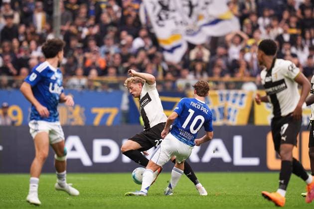 Parma s Oliver Sorensen Jensen fights for the ball with ComoÕs Nicolas Paz during the Serie A soccer match between Parma and Como at Ennio Tardini Stadium in Parma, North Italy, Saturday, October 25, 2025. Soccer  Copyright: xMassimoxPaolone LaPressex