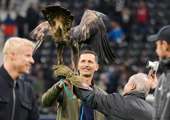 Dino Toppmoeller Eintracht Frankfurt, head coach with the eagle mascot Attila after the match GER, Eintracht Frankfurt vs FC St Pauli, Football, 1 Bundesliga, Matchday 8, Season 2025 2026, 25 10 2025 DFL REGULATIONS PROHIBIT ANY USE OF PHOTOGRAPHS AS IMAGE SEQUENCES AND OR QUASI VIDEO GER, Eintracht Frankfurt vs FC St Pauli, Football, 1 Bundesliga, Matchday 8, Season 2025 2026, 25 10 2025 Frankfurt Copyright: xEibner-Pressefoto ScottxColemanx EP_SCN